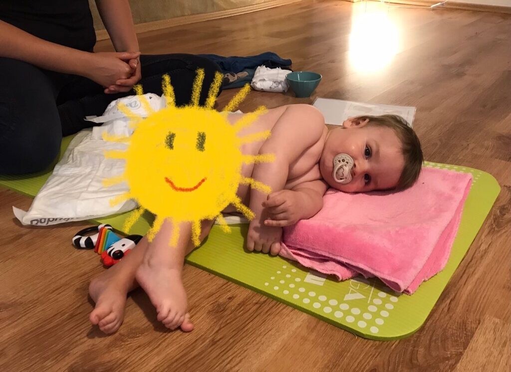 Miminko na masážní podložce během kurzu