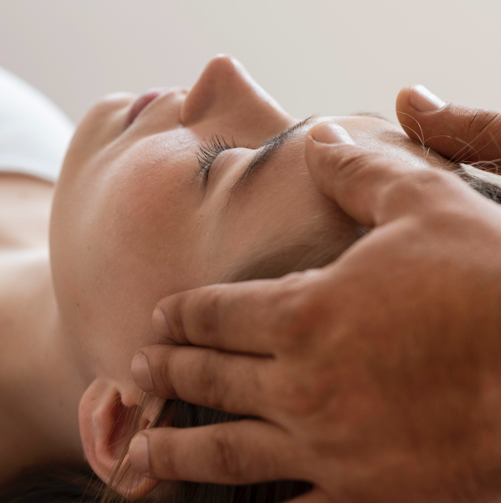 Kraniosakrální terapie - jemný dotek na hlavě